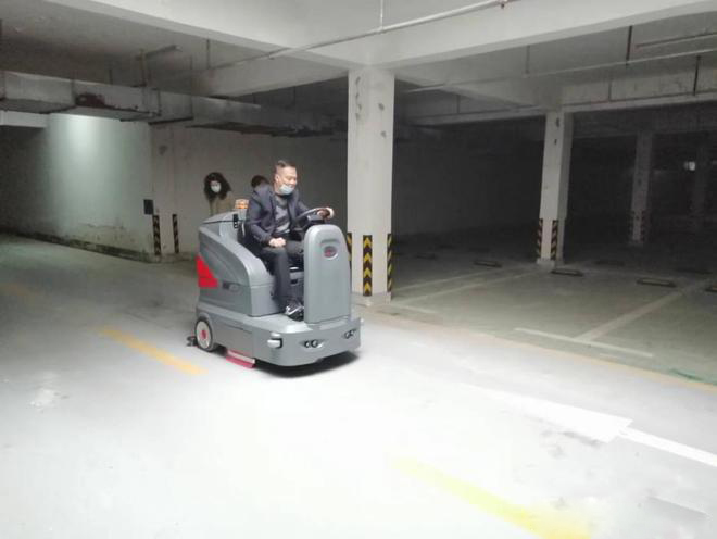 静海小区物业保洁不用人力改用驾驶式洗地机了